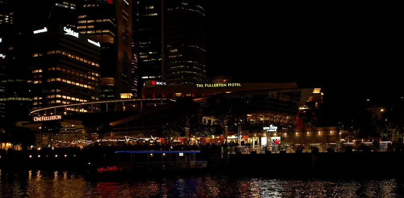 夜间灯光映照下的新加坡浮尔顿酒店建筑