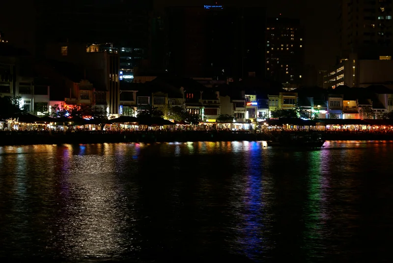 驳船码头沿河店屋与河面的夜间倒影