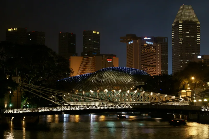 夜间灯光下的加文纳桥与新加坡河面
