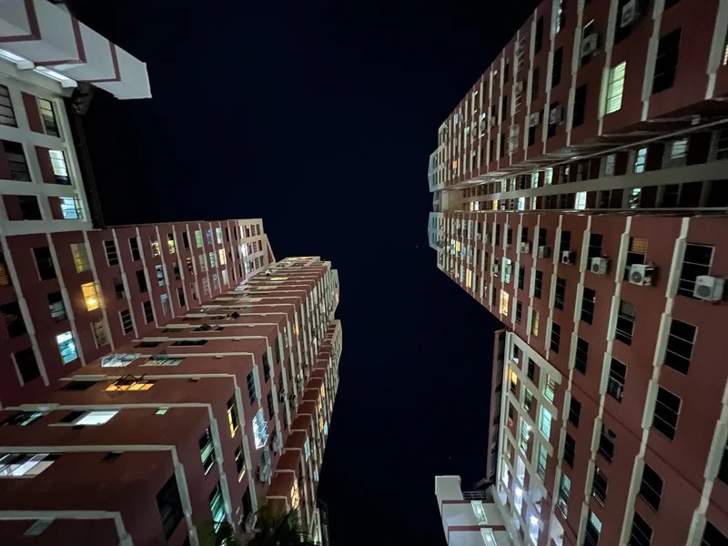 新加坡汤申一带组屋住宅楼的夜景